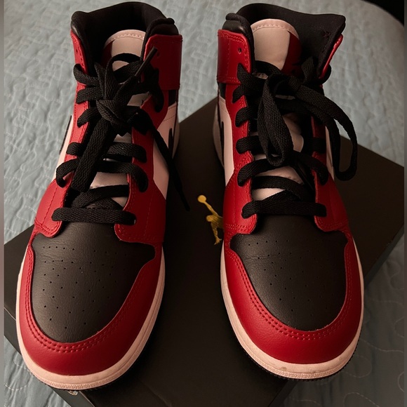 JORDAN 1 MID CHICAGO BLACK TOE GS | Size 6Y - Picture 3 of 11